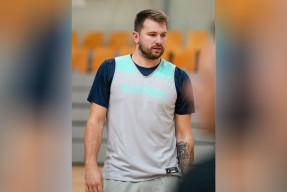 aiyouxi-关于东契奇在德国队比赛中重返赛场，战术调整引发热议！全场沸腾不已的信息-aiyouxi