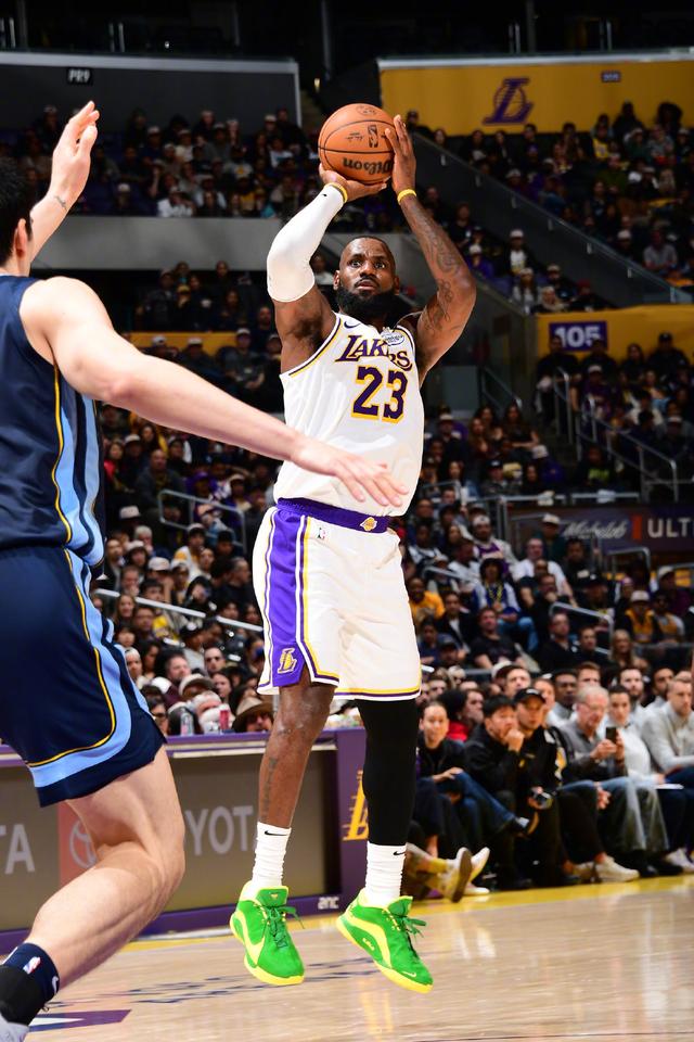 詹姆斯在TES比赛中败北,出色防守引发热议!再创辉煌时刻 詹姆斯在TES比赛中败北,出色防守引发热议!再创辉煌时刻