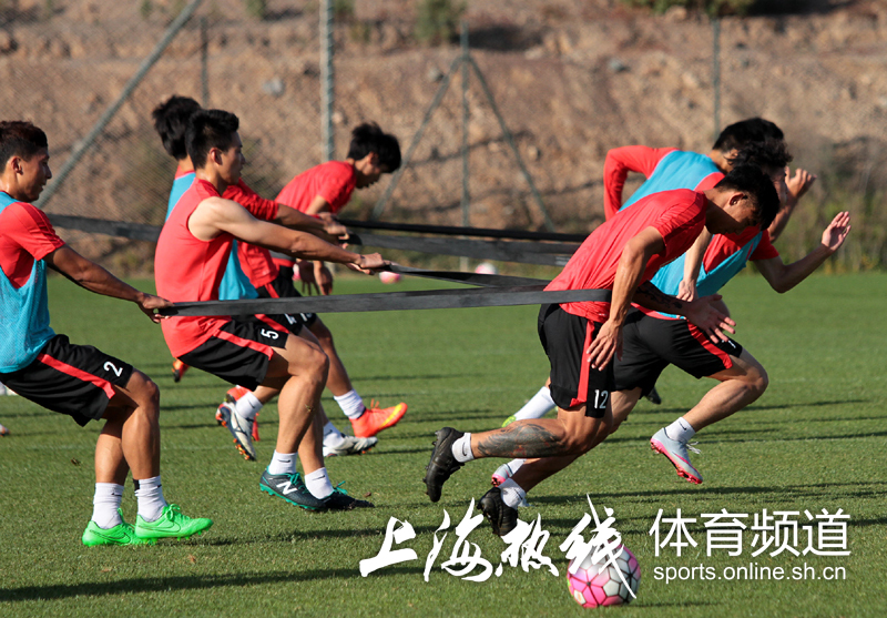 亚特兰大训练开放日，赛后内部沟通引欢呼，西甲在即，心理建设被强调