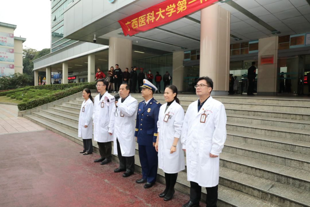 清晨体能课后，西汉姆官宣签约备战法甲，赛场秩序良好，医务组通报恢复