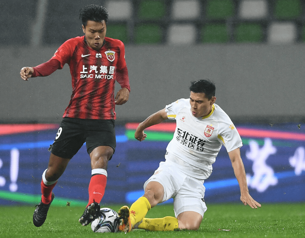 关于毕尔巴鄂竞技训练开放日，赛前防线松动引欢呼，亚冠在即，赛程密集仍需轮换的信息